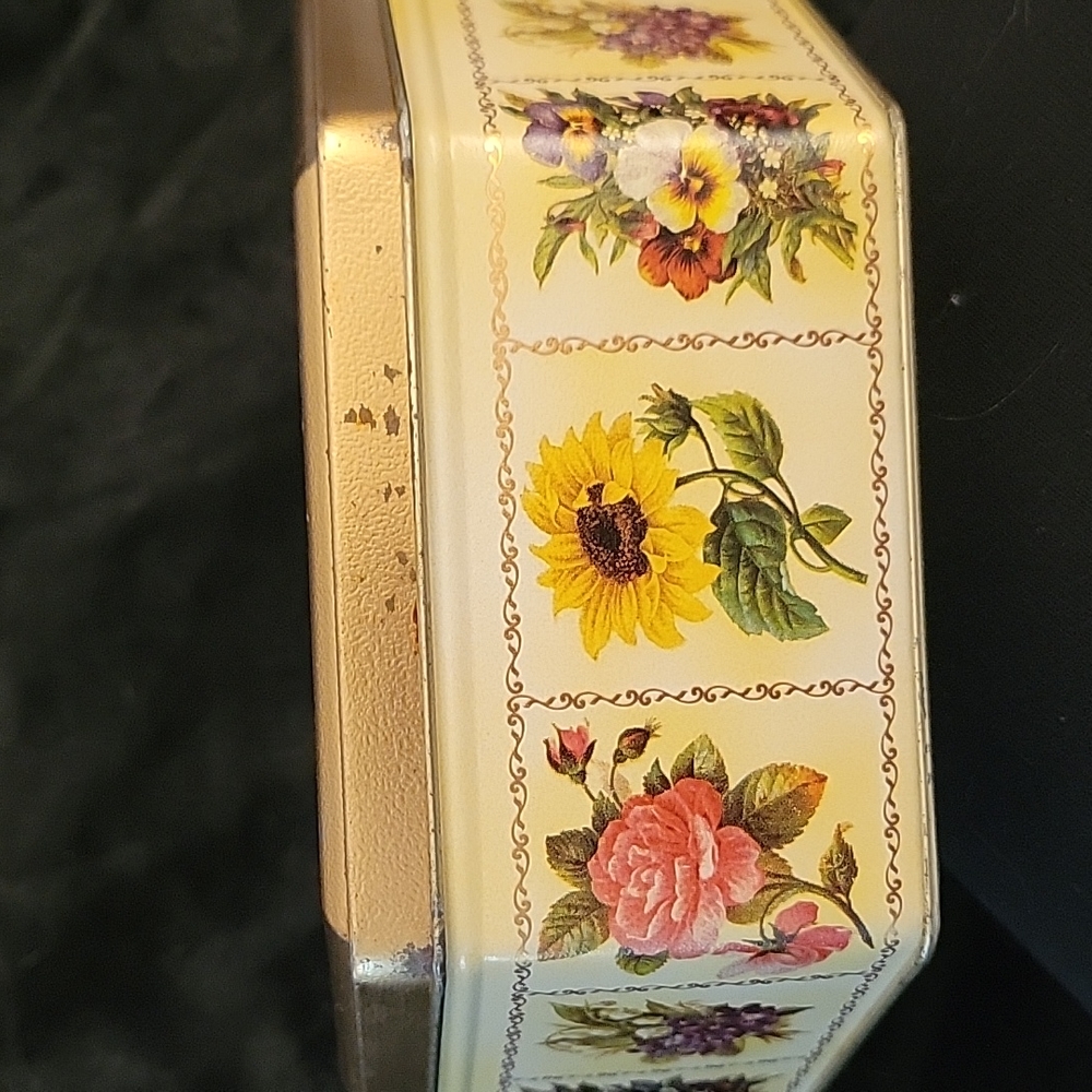 Vintage Rose 🌹 Octagon  Tin - Picture 12 of 16